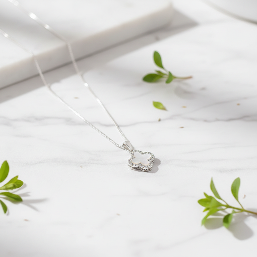 Clover necklace marble