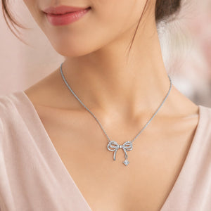 สร้อยคอรูปโบว์สีเงินวาว